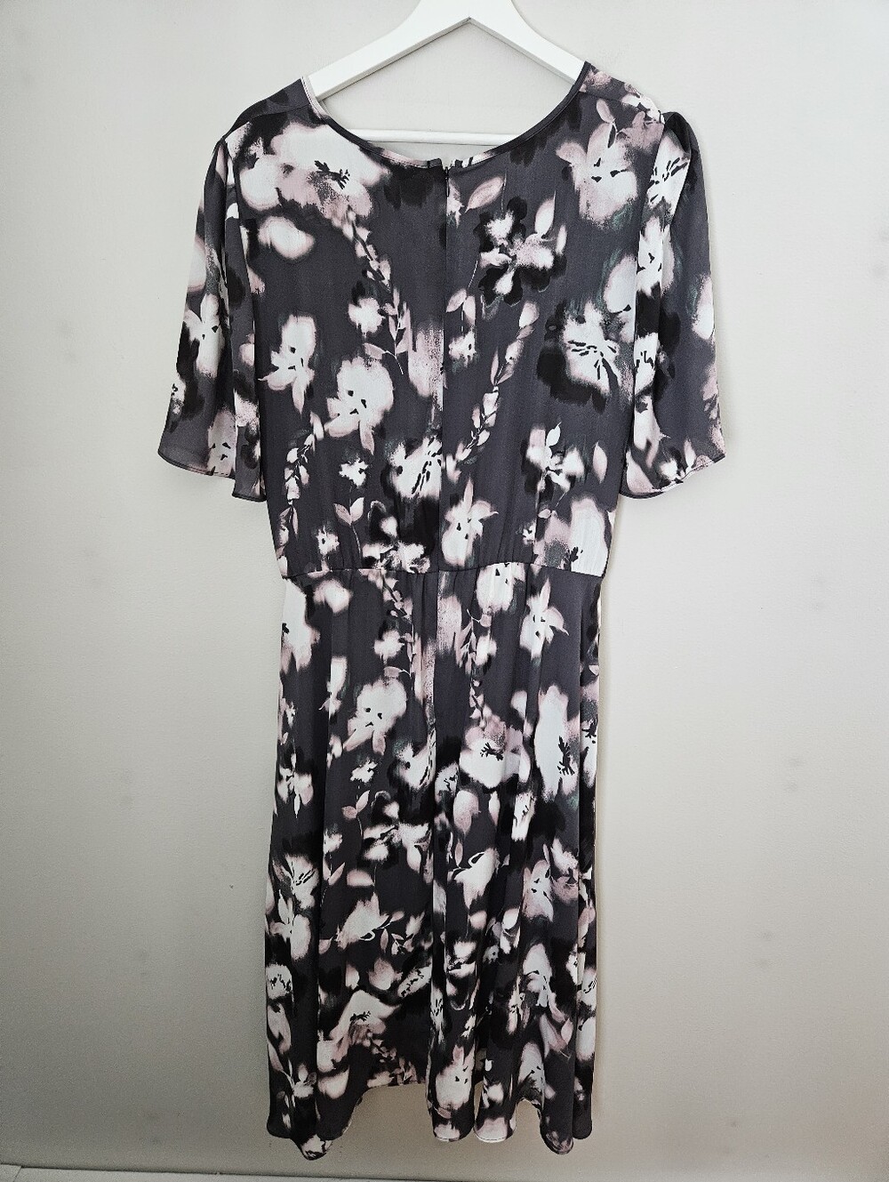 Simply Vera Vera Wang Charcoal, Blush & White Floral Twist-Front Midi Dress - Picture 4 of 10
